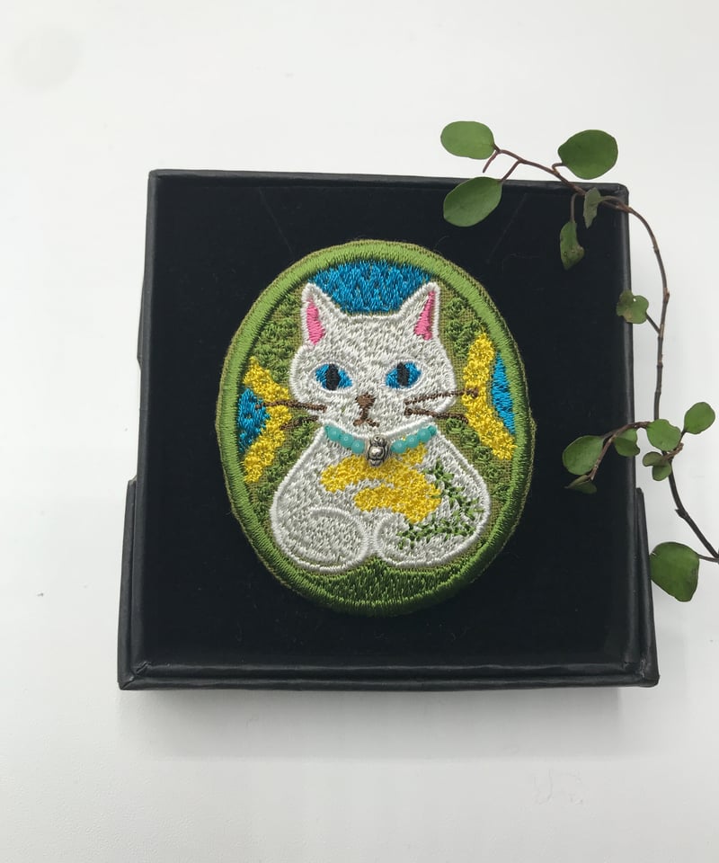 刺繍のブローチ（白い猫） | A-rue OnlineShop