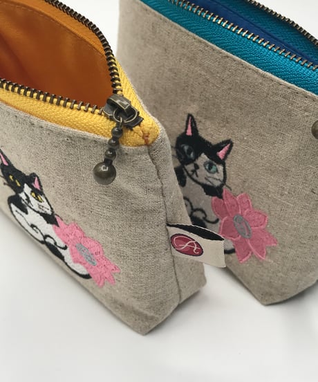 刺繍ポーチ（ブチ猫 No.1 ）