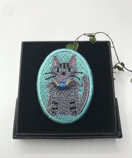 刺繍のブローチ（トラ猫/グレー）