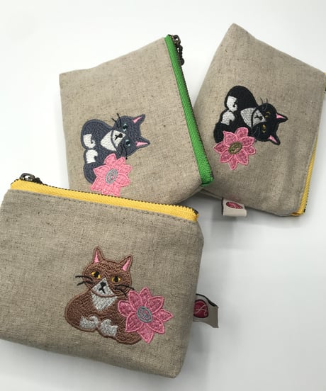 刺繍ポーチ（ハチワレ猫）