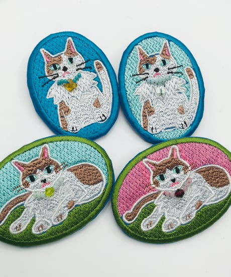 刺繍のブローチ（茶白ハチワレ＆ブチちゃん）