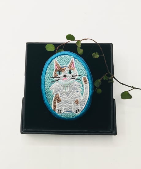 刺繍のブローチ（茶白ハチワレ＆ブチちゃん）