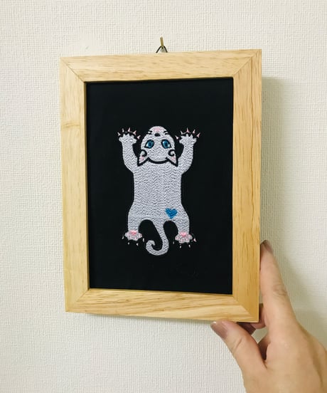 猫ちゃん刺繍画(2Lサイズ） No.16 (シルバーグレー）