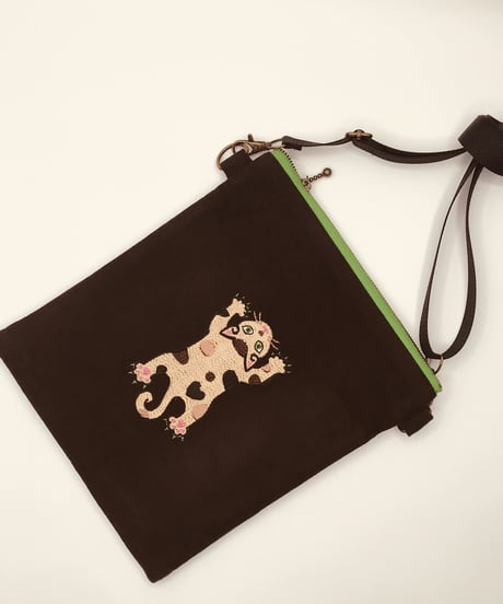 空飛ぶ猫ちゃん刺繍サコッシュ（No2) 茶サビ