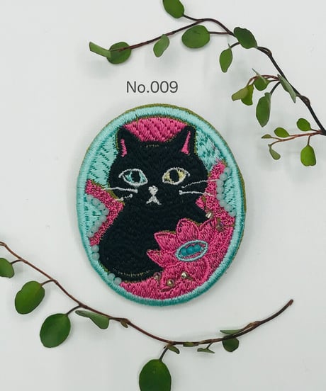 刺繍のブローチ（黒い猫）