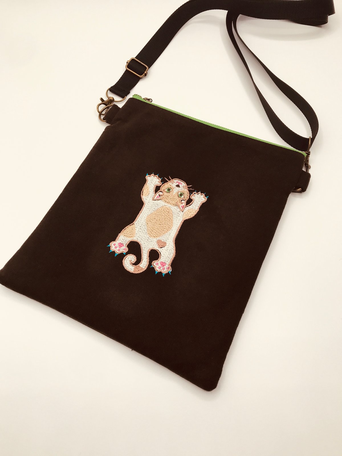 空飛ぶ猫ちゃん刺繍サコッシュ（No.8)ハチワレ茶G | A-rue OnlineShop