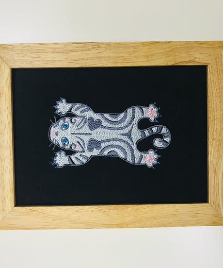 猫ちゃん刺繍画(2Lサイズ） No.13 (トラ柄シルバーグレー１）