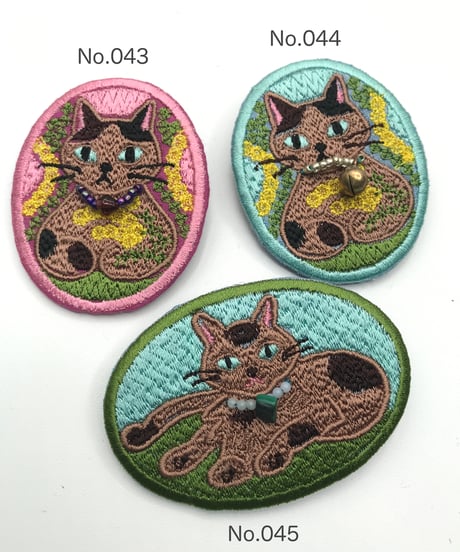 刺繍のブローチ（サビ猫 2）