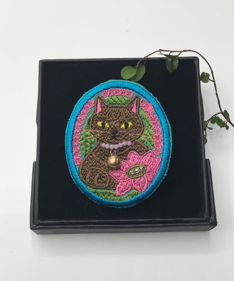 刺繍のブローチ（茶トラ猫 2）