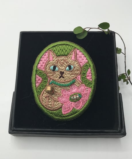 刺繍のブローチ（茶トラ猫 3 ）