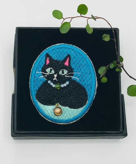 刺繍のブローチ（黒い猫）