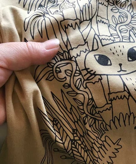 森の猫 Tシャツ ( オートミール）