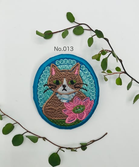 刺繍のブローチ（ハチワレちゃん）