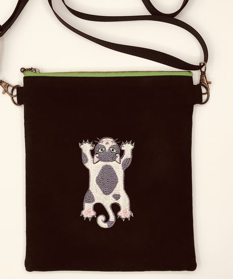 空飛ぶ猫ちゃん刺繍サコッシュ（No.5)ハチワレグレー