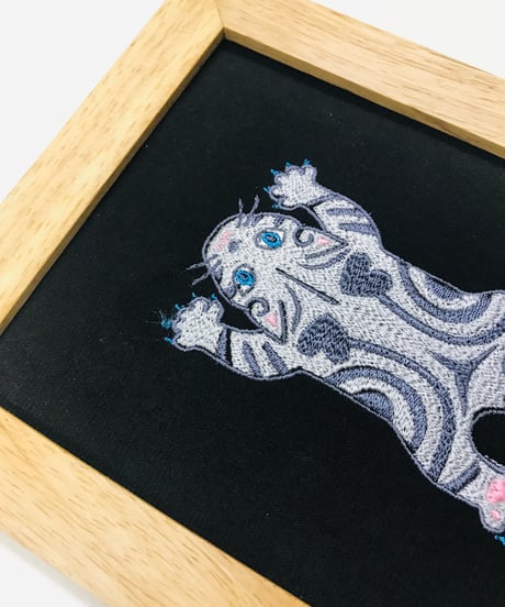 猫ちゃん刺繍画(2Lサイズ） No.13 (トラ柄シルバーグレー１）