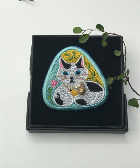 刺繍のブローチ（黒白ハチワレ＆ブチちゃん）