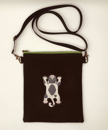 空飛ぶ猫ちゃん刺繍サコッシュ（No.5)ハチワレグレー