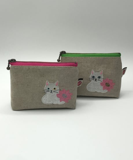 刺繍ポーチ（白猫）