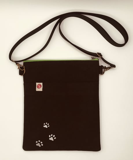 空飛ぶ猫ちゃん刺繍サコッシュ（No.5)ハチワレグレー