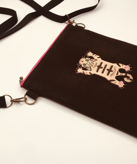 空飛ぶ猫ちゃん刺繍サコッシュ（No.4)茶トラ