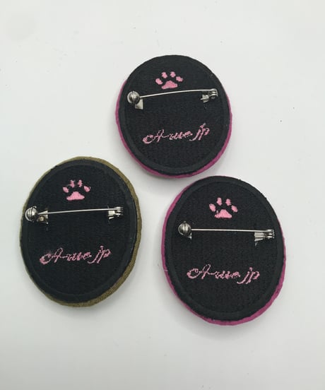刺繍のブローチ（茶トラ猫 3 ）