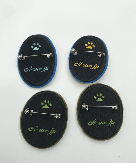 刺繍のブローチ（グレーの猫）
