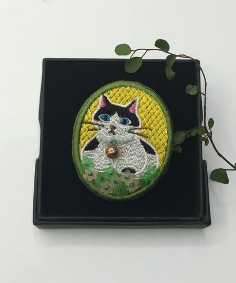 刺繍のブローチ（黒白ハチワレ＆ブチちゃん）