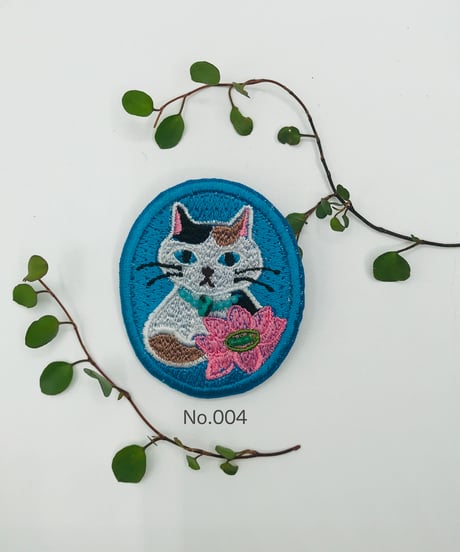 刺繍のブローチ（三毛猫ちゃん）