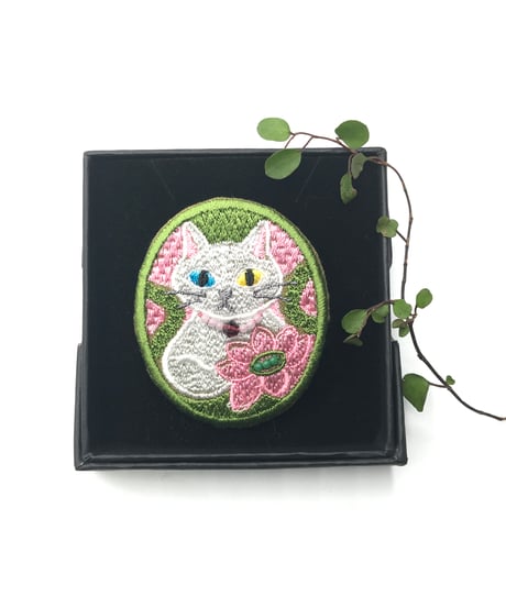 刺繍のブローチ（白い猫）