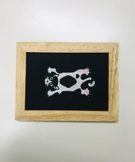 猫ちゃん刺繍画(2Lサイズ） No.21(黒ハチワレ１）