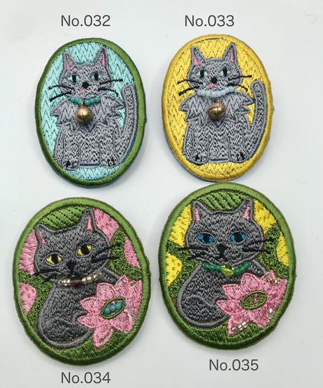 刺繍のブローチ（グレーの猫）