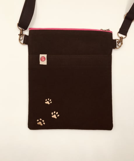 空飛ぶ猫ちゃん刺繍サコッシュ（No.7) ハチワレ茶白P