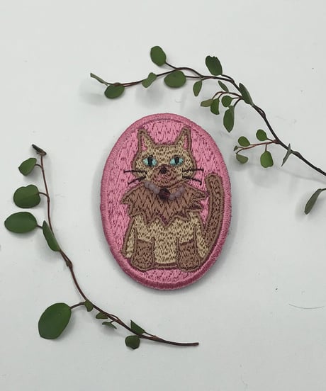 刺繍のブローチ（シャム系猫）