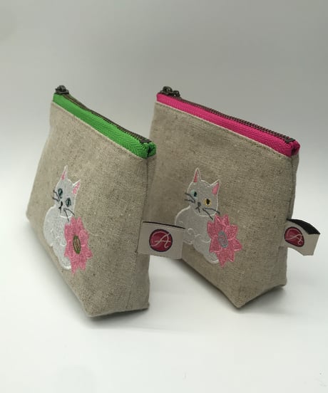 刺繍ポーチ（白猫）