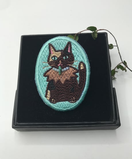 刺繍のブローチ（サビ猫）