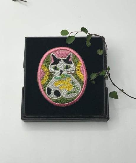 刺繍のブローチ（黒白ハチワレ＆ブチちゃん）