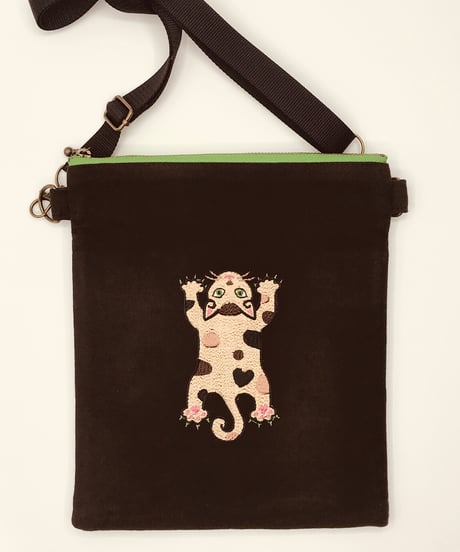 空飛ぶ猫ちゃん刺繍サコッシュ（No2) 茶サビ