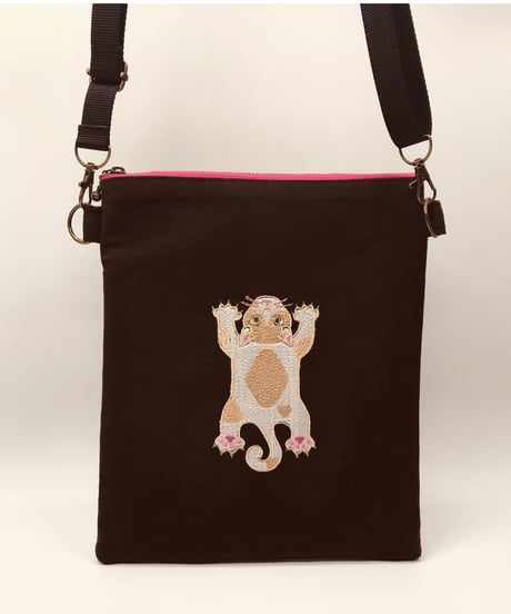 空飛ぶ猫ちゃん刺繍サコッシュ（No.7) ハチワレ茶白P