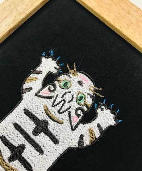 猫ちゃん刺繍画(2Lサイズ） No.14（トラ柄ホワイト）