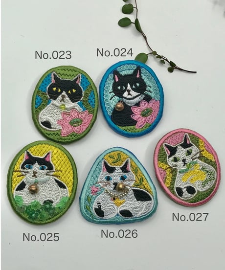 刺繍のブローチ（黒白ハチワレ＆ブチちゃん）