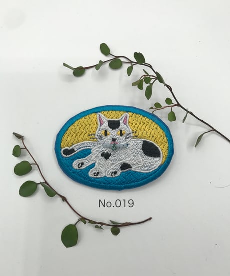 刺繍のブローチ（黒白ハチワレ＆ブチちゃん）
