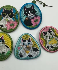 刺繍のブローチ（黒白ハチワレ＆ブチちゃん）
