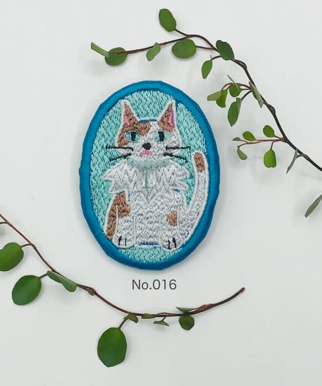 刺繍のブローチ（茶白ハチワレ＆ブチちゃん）
