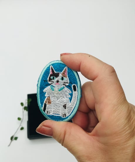 刺繍のブローチ（三毛猫ちゃん）