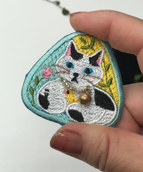 刺繍のブローチ（黒白ハチワレ＆ブチちゃん）