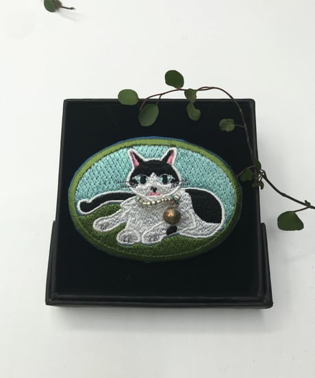 刺繍のブローチ（黒白ハチワレ＆ブチちゃん）