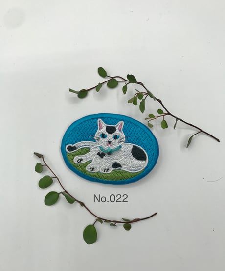 刺繍のブローチ（黒白ハチワレ＆ブチちゃん）