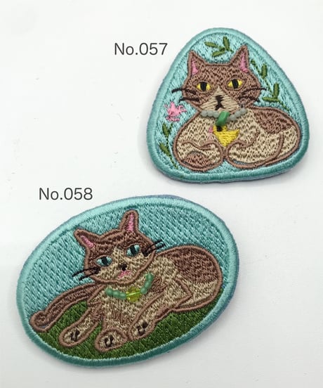 刺繍のブローチ（茶猫）
