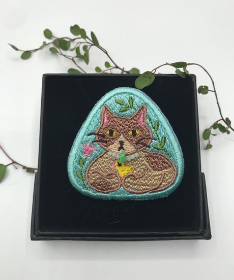 刺繍のブローチ（茶猫）