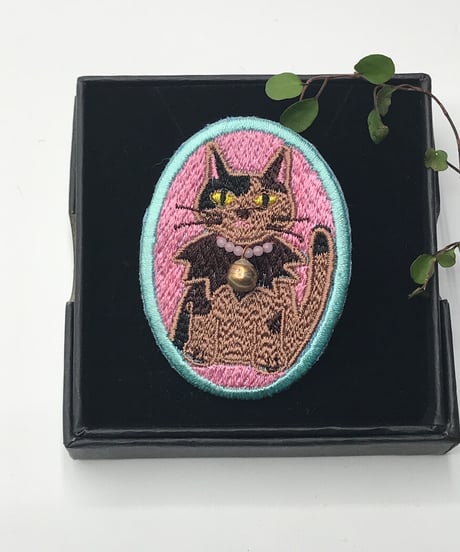 刺繍のブローチ（サビ猫）